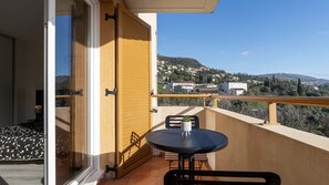 Outdoor dining - Air-conditioned studio for 2 people, near the shops (Grasse)