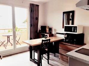 Dining - Air-conditioned studio for 2 people, near the shops (Grasse)
