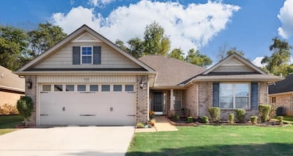 -> Mid-City Oasis: Minutes to EVERYTHING! 4 bedrooms + double washers & dryers