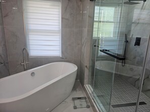 Shower, hair dryer, towels, soap - Luxury entire 4-bedroom house with Pool & Spa,Palm Beach Gardens.close to ocean, (Palm Beach Gardens)