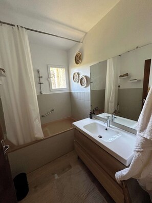 Towels, toilet paper - Vacation home with private pool (Les Aires)