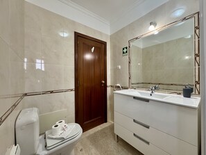 Shower, towels - Quarteira Stylish 4 by Homing (Loulé)