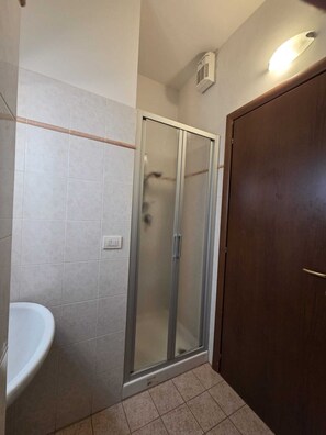 Shower, hair dryer, bidet, towels - Melissa Apartment - 10 Minutes from the Historic Center (Firenze)