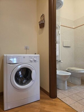 Shower, hair dryer, bidet, towels - Melissa Apartment - 10 Minutes from the Historic Center (Firenze)