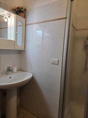 Douche, sèche-cheveux, bidet, serviettes fournies