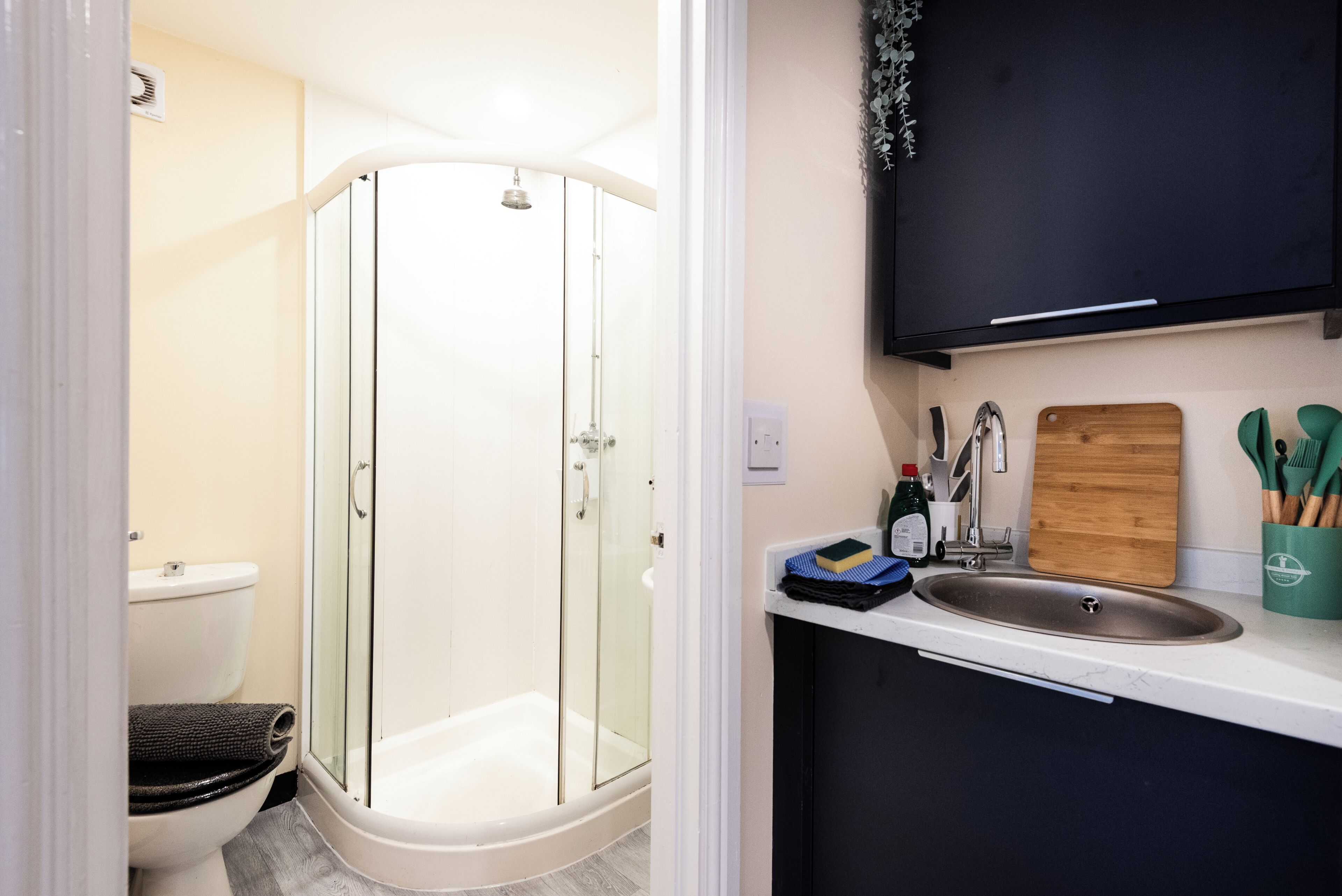 Douche, shampooing, papier de toilette