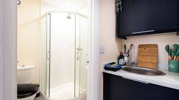 Douche, shampooing, papier de toilette