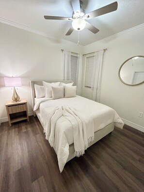 Room - Modern 2BR Condo Near Disney, Sleeps 4 - Pool & Gym Access (Kissimmee)