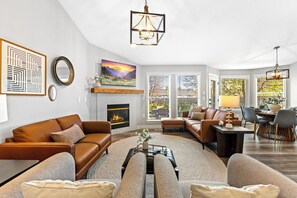 Smart TV, fireplace, table football - New Luxe Retreat, King + 3Q, 600+ WiFi, 3 Desks, Games, Prime Central Location (Meridian)