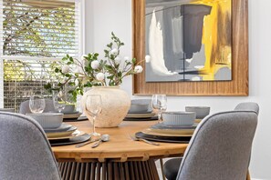 Dining - New Luxe Retreat, King + 3Q, 600+ WiFi, 3 Desks, Games, Prime Central Location (Meridian)