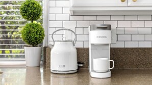 A kitchen with a Keurig coffee maker, a glass carafe, and a potted plant. - Luxe Meridian Retreat •1K+3Q beds • 600+ WiFi • 3 Desks • Games • Prime Location (Meridian)