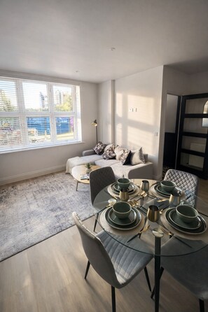 Dining - New! Modern & Chic 1BR City Centre Near High St (Southend-on-Sea)