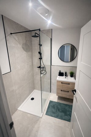 Bathroom - New! Modern & Chic 1BR City Centre Near High St (Southend-on-Sea)