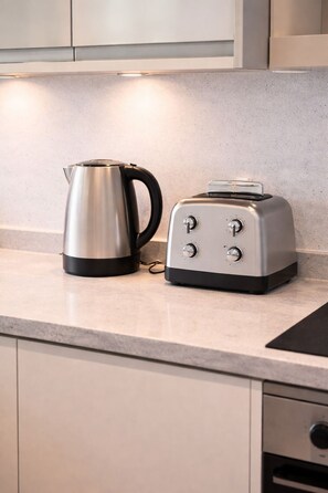 Private kitchen - New! Lovely & Stylish 1BR City Centre Near High St (Southend-on-Sea)