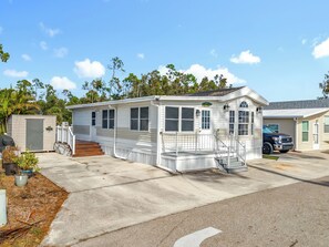 Exterior - Lakeside Lily Pad (Fort Myers)