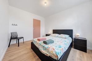 1 dormitorio, tabla de planchar con plancha, ropa de cama