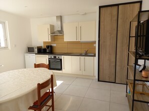 Frigorífico, microondas, horno y placa de cocina