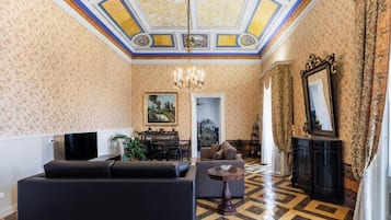 Presidentiële studio suite, balkon, uitzicht op stad | Woonruimte