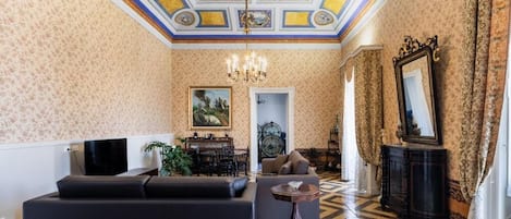 Suite estudio presidencial, balcón, vista a la ciudad | Área de sala de estar