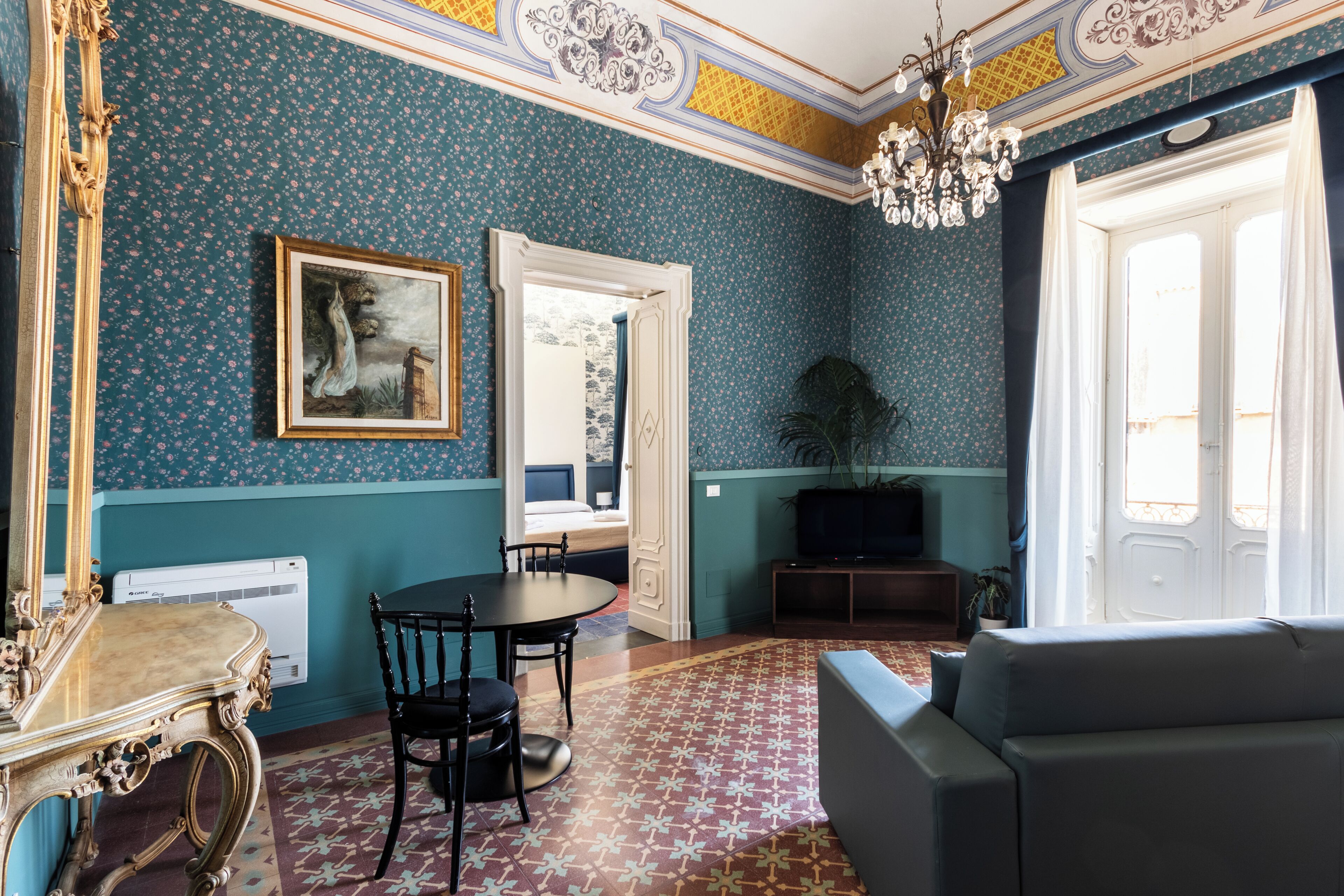 Superior Suite, Balcony, City View | Interior