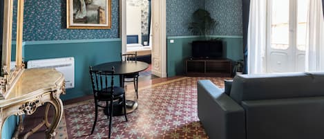 Superior Suite, Balcony, City View | Interior