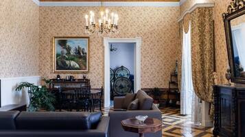 Suite monolocale Presidenziale, balcone, vista città | Area soggiorno