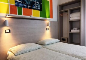Camera con letto matrimoniale o 2 letti singoli, balcone | Una cassaforte in camera, Wi-Fi gratuito