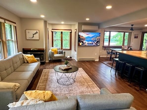 Smart TV, fireplace - Elegant Lakefront Escape - Boat Slip + Two-Story Deck - Sleeps 10 - Pet Allowed (Greentown)