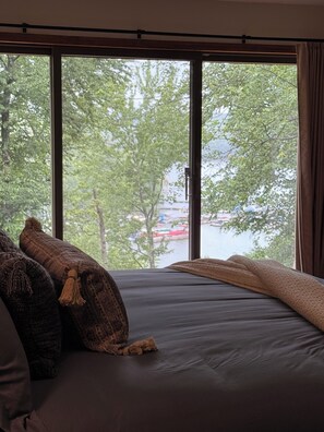 4 bedrooms, desk, iron/ironing board, free WiFi - Elegant Lakefront Escape - Boat Slip + Two-Story Deck - Sleeps 10 - Pet Allowed (Greentown)