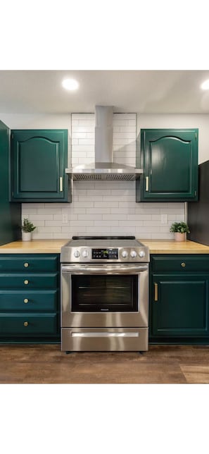 Coffee/tea maker, fridge, microwave, oven - Elegant Lakefront Escape - Boat Slip + Two-Story Deck - Sleeps 10 - Pet Allowed (Greentown)