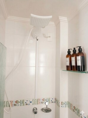 Shower, towels, soap, toilet paper - Fully furnished apartment, beachfront building in Gonzaga | Garage | Wi-Fi | Sleeps 4 (Santos)