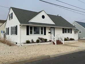 Exterior - Ocean side 6 houses to the beach; 4 bed with full SUNSET views (Beach Haven)