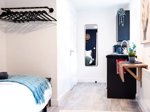 WiFi, bed sheets