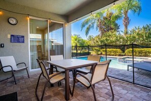 Outdoor dining - Luxury 6BR Encore Home w/ Pool Near Disney (Kissimmee)