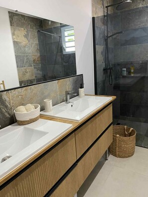Bathroom - Vrbo Property (L'Étang-Salé)