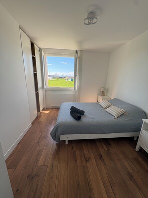 3 habitaciones, tabla de planchar con plancha, wifi y ropa de cama 
