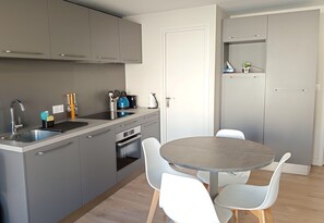 Fridge, microwave, oven, dishwasher - Apartment with balcony near the beach (Le Touquet-Paris-Plage)