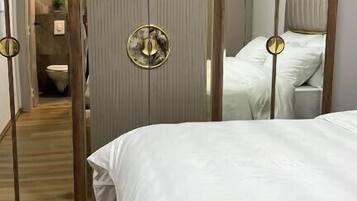 4 bedrooms, iron/ironing board, WiFi, bed sheets
