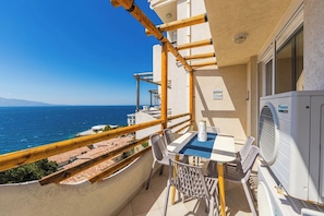 Outdoor dining - Serenity by the Sea Duplex | Bougainville Resort by PikHost (Sarandë)