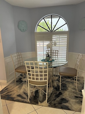 Dining - Walk to Beach! Private Heated 3 bedroom Pool Home (Naples)