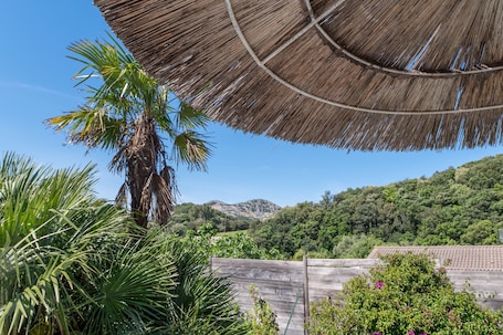 施設の敷地. Holiday Home 'Saint Florent' with Mountain View, Private Garden and Wi-Fi