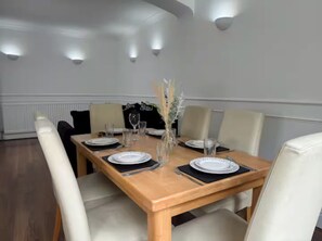 Dining - Spacious 10-guest home, parking, family-ready (Middlesbrough)