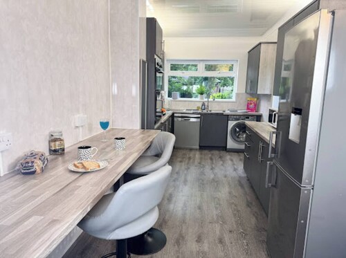 Spacious 10-guest home, parking, family-ready