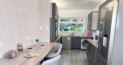 Spacious 10-guest home, parking, family-ready