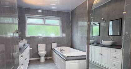 Spacious 10-guest home, parking, family-ready