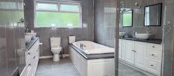 Spacious 10-guest home, parking, family-ready