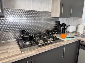 Private kitchen - Spacious 10-guest home, parking, family-ready (Middlesbrough)