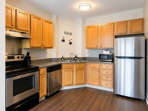 Fridge, oven, stovetop, dishwasher - Downtown Condo-Walk to Mercedes-Benz Stadium, State Farm Arena & Free Parking (Atlanta)