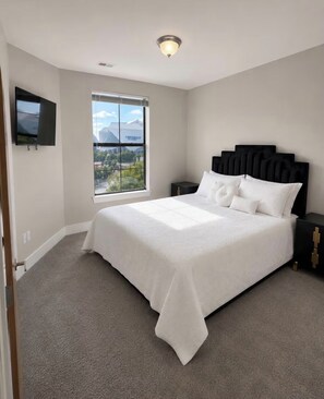1 bedroom, iron/ironing board, free WiFi, bed sheets - Downtown Condo-Walk to Mercedes-Benz Stadium, State Farm Arena & Free Parking (Atlanta)