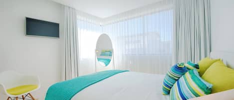 3 bedrooms, iron/ironing board, internet, bed sheets